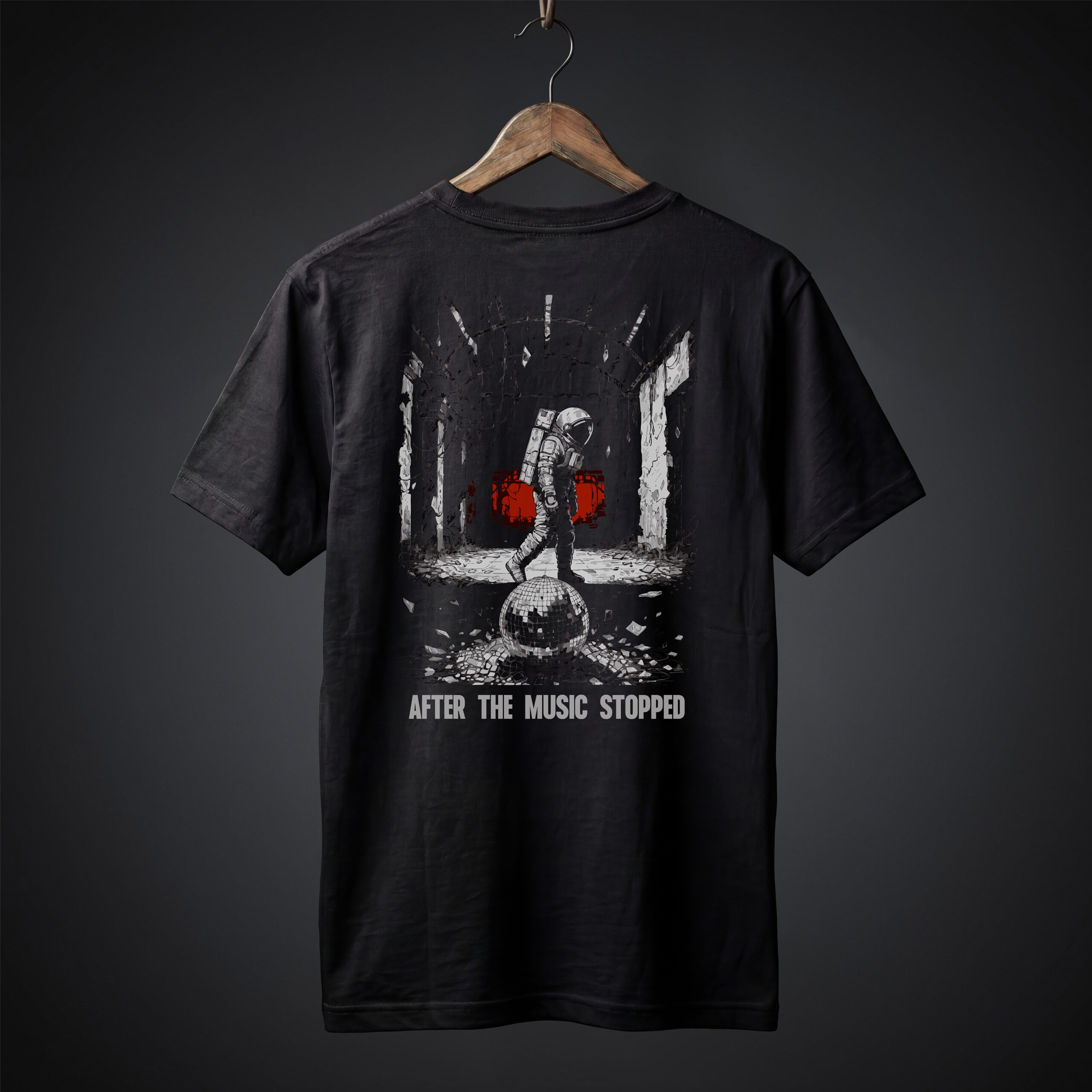 Camiseta negra After The Music Stopped Retroclubs - diseño trasero astronauta caminando junto a bola de espejos rota entre ruinas