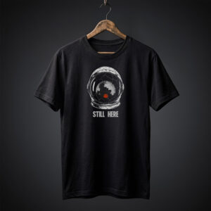 Camiseta negra After The Music Stopped Retroclubs - diseño pecho casco de astronauta con bola de discoteca agrietada y texto Still Here