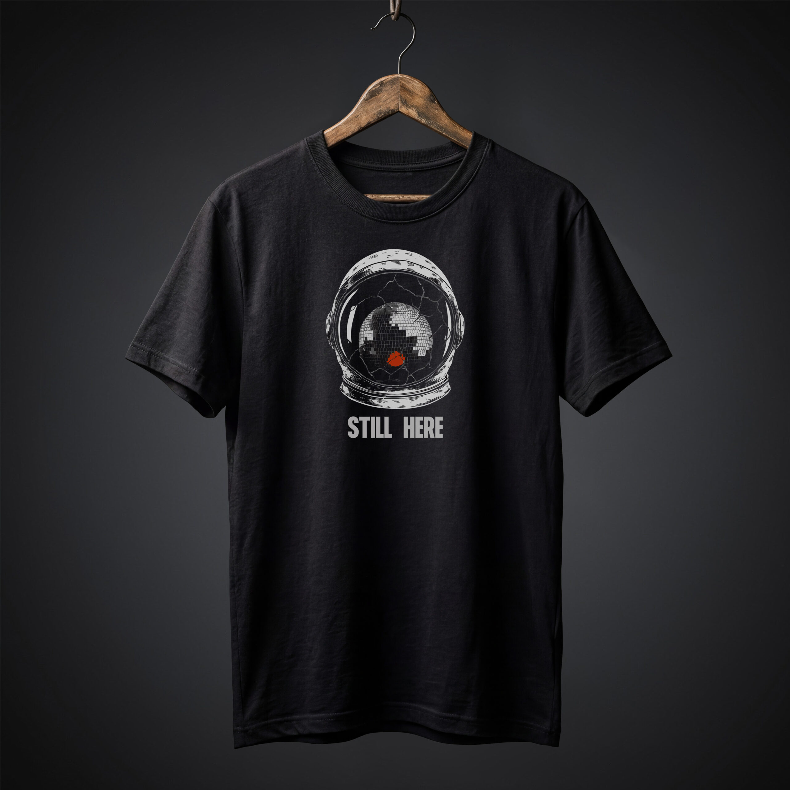 Camiseta negra After The Music Stopped Retroclubs - diseño pecho casco de astronauta con bola de discoteca agrietada y texto Still Here